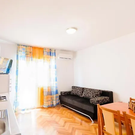 A3 - Apt With 2 Balconies 5 Min Walking To Beach سبليت